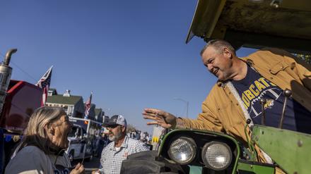 Montanas demokratischer Senator Jon Tester (rechts) fährt immer noch seinen Traktor (hier bei einem Event in Bozeman) und bewirtschaftet sein Land, wenn er nicht in Washington ist. 