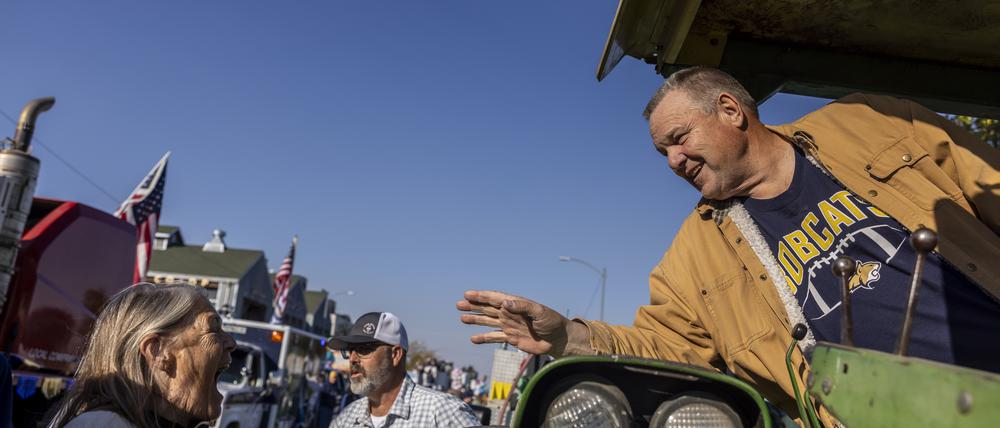Montanas demokratischer Senator Jon Tester (rechts) fährt immer noch seinen Traktor (hier bei einem Event in Bozeman) und bewirtschaftet sein Land, wenn er nicht in Washington ist.