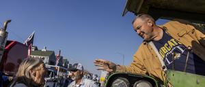 Montanas demokratischer Senator Jon Tester (rechts) fährt immer noch seinen Traktor (hier bei einem Event in Bozeman) und bewirtschaftet sein Land, wenn er nicht in Washington ist. 