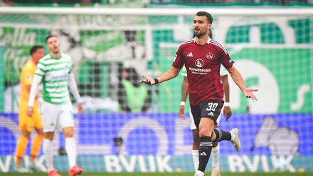 Nürnbergs Stürmer Mahir Emreli sorgt für die Nürnberger Führung.