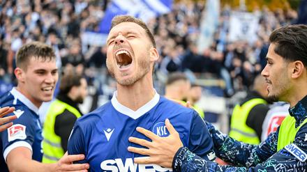 Marcel Franke bejubelt den späten Siegtreffer für Karlsruhe. 