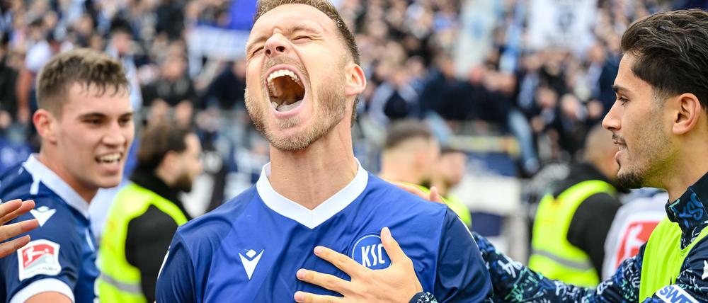 Marcel Franke bejubelt den späten Siegtreffer für Karlsruhe. 