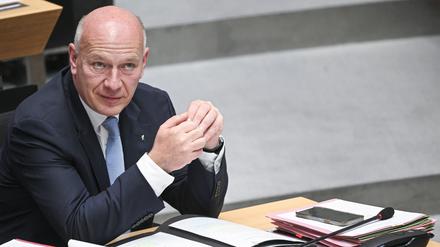 Kai Wegner (CDU), Regierender Bürgermeister von Berlin, bei der Plenarsitzung im Berliner Abgeordnetenhaus. 