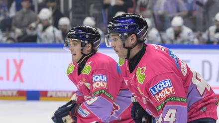 Starkes Wochenende für Ty Ronning. Der Berliner Stürmer (links, mit  Olivier Galipeau) im Spiel gegen Mannheim.