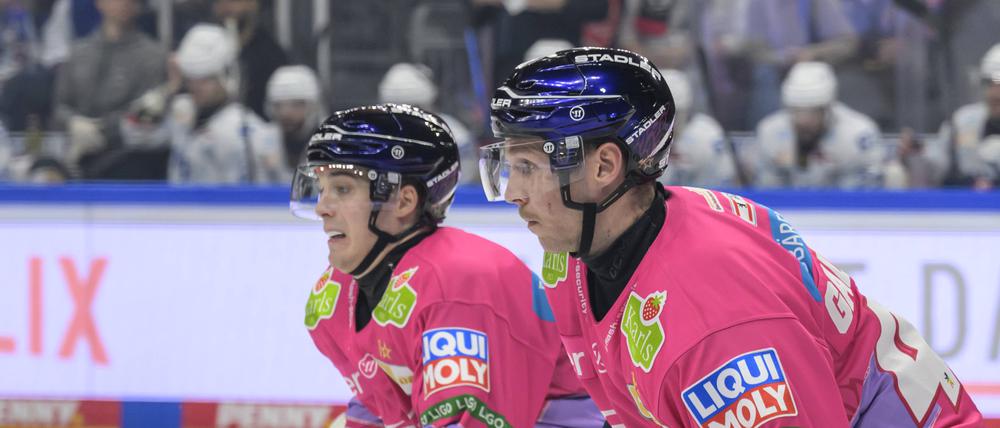 Starkes Wochenende für Ty Ronning. Der Berliner Stürmer (links, mit  Olivier Galipeau) im Spiel gegen Mannheim.