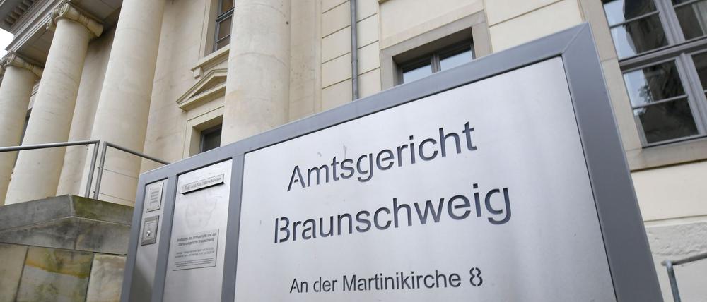 Ein Mann muss nach einem Messerangriff bei Peine vor einen Untersuchungsrichter. (Archivbild) 