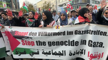 Unter anderem wegen „der sich fortlaufend häufenden Straftaten“ löste die Polizei die Demonstration frühzeitig auf.