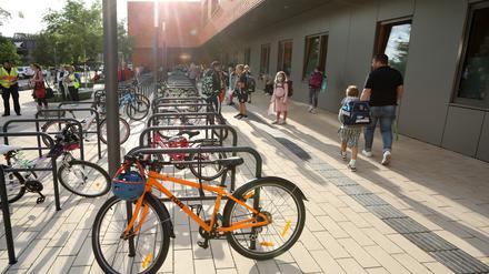 Kinder und Jugendliche könne sich an einer Umfrage zum Radfahren beteiligen (Symbolbild)