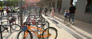 Kinder und Jugendliche könne sich an einer Umfrage zum Radfahren beteiligen (Symbolbild)
