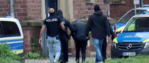 Polizisten bringen den in Bernau bei Berlin festgenommenen mutmaßlichen IS-Unterstützer zur  Haftvorführung beim Bundesgerichtshof. 