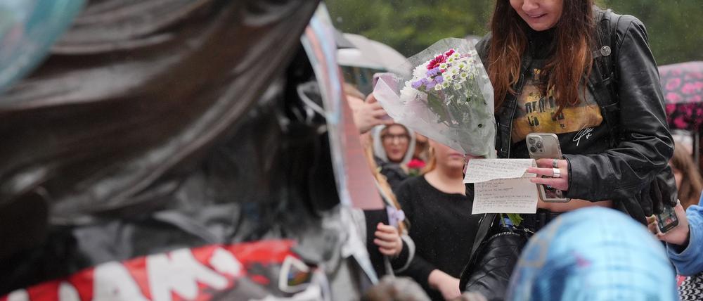 Fans legten Blumen und Briefe nieder und hielten Ballons.