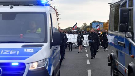 An der linken Demo nahmen deutlich mehr Menschen teil als an der rechten.