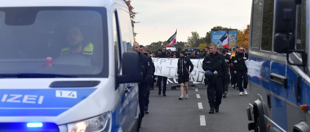 An der linken Demo nahmen deutlich mehr Menschen teil als an der rechten.