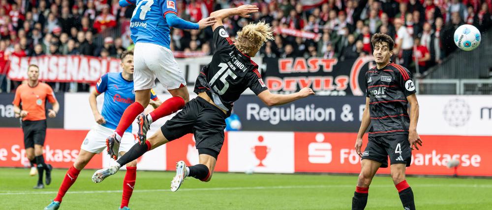 Berlins Tom Rothe (3. v. l.) leitete das 1:0 der Berliner in Kiel ein.