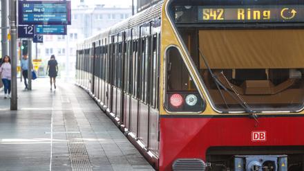  DEU, Deutschland, Berlin, 30.08.2019: Bahnhof Berlin Südkreuz, S-Bahn Zug S42 Ringbahn  DEU, Germany, Berlin, 30 08 2019 Bahnhof Berlin Südkreuz, S Bahn Zug Zug S42 Ringbahn 