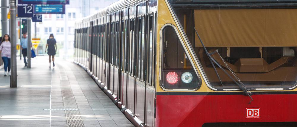DEU, Deutschland, Berlin, 30.08.2019: Bahnhof Berlin Südkreuz, S-Bahn Zug S42 Ringbahn DEU, Germany, Berlin, 30 08 2019 Bahnhof Berlin Südkreuz, S Bahn Zug Zug S42 Ringbahn