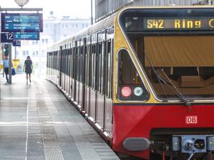  DEU, Deutschland, Berlin, 30.08.2019: Bahnhof Berlin Südkreuz, S-Bahn Zug S42 Ringbahn  DEU, Germany, Berlin, 30 08 2019 Bahnhof Berlin Südkreuz, S Bahn Zug Zug S42 Ringbahn 