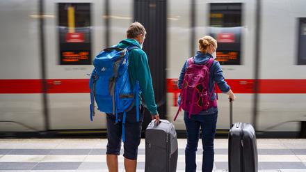 Zwei Menschen stehen am Bahnhof Südkreuz. (Symbolbild)