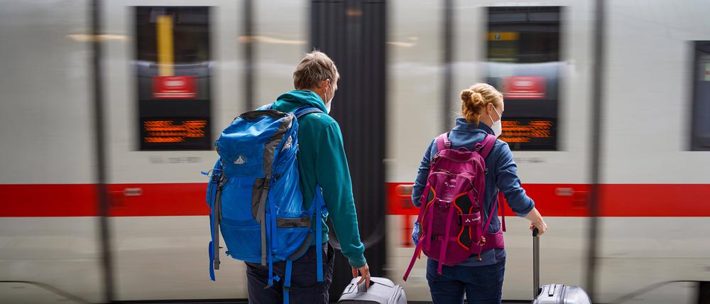 Zwei Menschen stehen am Bahnhof Südkreuz. (Symbolbild)