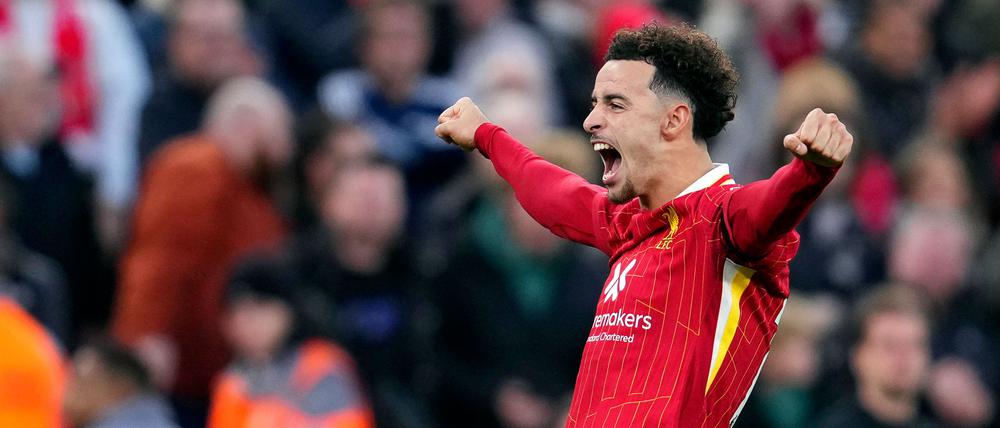 Curtis Jones von Liverpool jubelt über seinen Treffer zum 2:1.