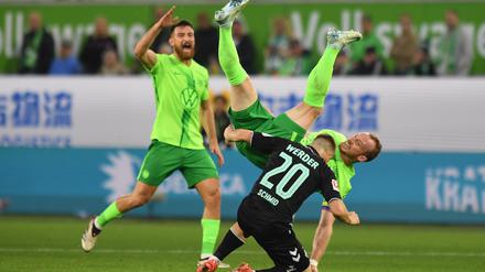 Bei einem Sturz auf den Rücken verletzt sich VfL Wolfsburg Kapitän Maximilian Arnold am Rücken. 