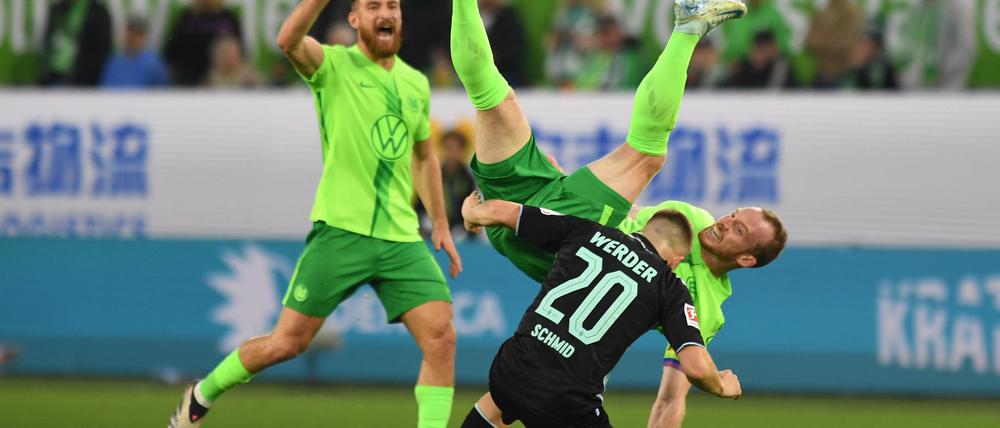 Bei einem Sturz auf den Rücken verletzt sich VfL Wolfsburg Kapitän Maximilian Arnold am Rücken.