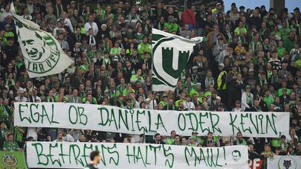 Wolfsburger Fans protestieren gegen Spieler Kevin Behrens und Niedersachsens Innenministerin Daniela Behrens.