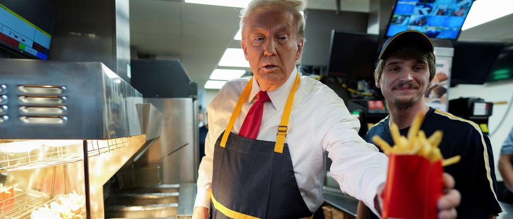 Schick in Schürze: Trump hat sein Jackett gegen die Arbeitskleidung bei McDonald's eingetauscht. 