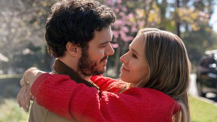 Adam Brody (als Noah) und Kristen Bell (als Joanne) sind in der Netflix-Serie „Nobody Wants This“ zu sehen.