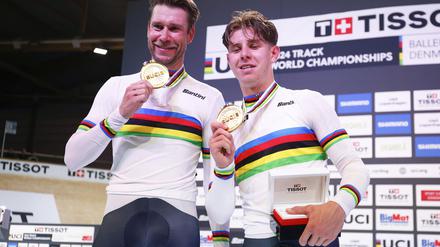 Tim Torn Teutenberg (r) feiert mit Roger Kluge Gold bei der Bahnrad-WM.