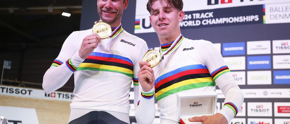 Tim Torn Teutenberg (r) feiert mit Roger Kluge Gold bei der Bahnrad-WM.