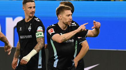 Werder Bremens Mitchell Weiser (r) hofft auf eine Einladung nach Algerien.
