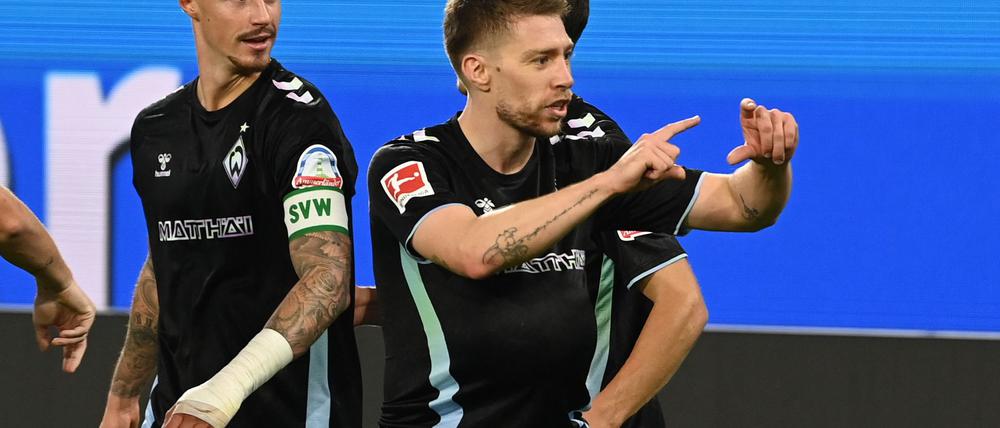 Werder Bremens Mitchell Weiser (r) hofft auf eine Einladung nach Algerien.
