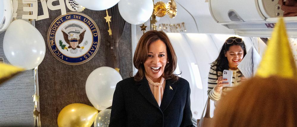 Die demokratische Präsidentschaftskandidatin und US-Vizepräsidentin Kamala Harris wurde am Sonntag in ihrem Dienstflugzeug Air Force Two zu ihrem 60. Geburtstag beglückwünscht.