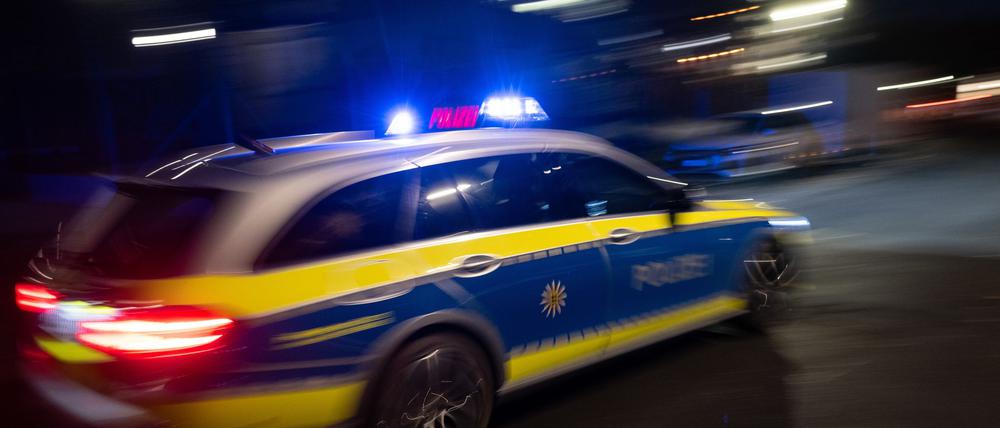 Der Verdächtige floh erst mit dem Auto, dann zu Fuß vor der Polizei. (Symbolbild)