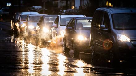  Autos stehen am frühen Morgen an einer Kreuzung, aufgenommen in Berlin.
