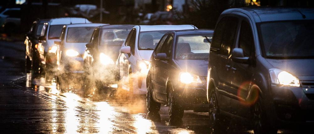 Autos stehen am frühen Morgen an einer Kreuzung, aufgenommen in Berlin.