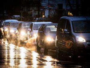 Autos stehen an einer Kreuzung. (Symbolbild)