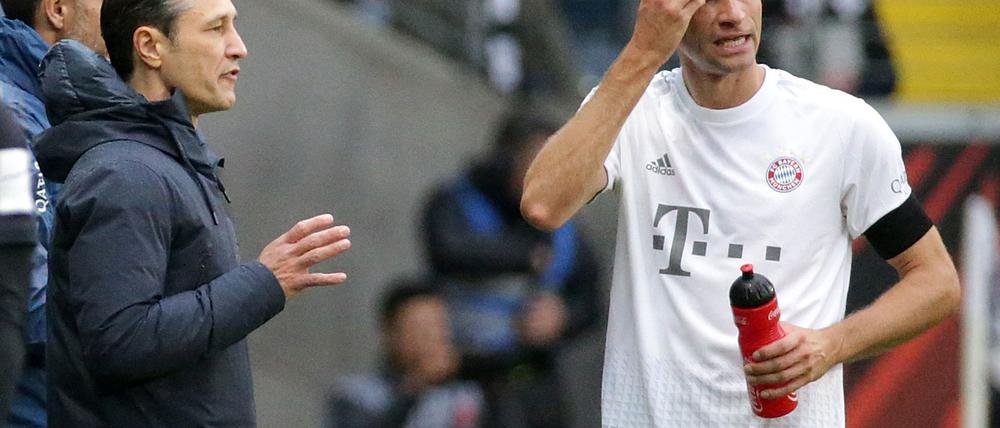 Niko Kovac (l) würde rückblickend anders mit Thomas Müller umgehen.
