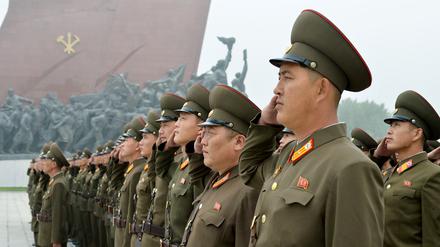 Nordkoreanische Soldaten salutieren am 09.09.2017 vor dem Großmonument Mansudae in Pyongyang, Nordkorea, um an den 69. Jahrestag der Gründung des Landes zu erinnern. Foto: Uncredited/Kyodo News/dpa +++(c) dpa - Bildfunk+++