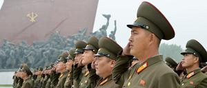 Nordkoreanische Soldaten salutieren am 09.09.2017 vor dem Großmonument Mansudae in Pyongyang, Nordkorea.