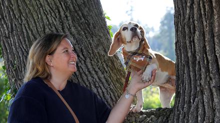 „Petfluencerin“ Janna Bardewyck mit ihrer Beagle-Hündin Frida.