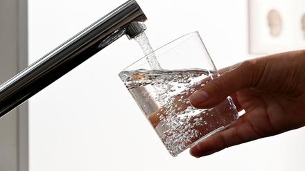 Ein Wasserhahn samt Wasserglas (Symbolbild). 