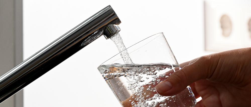 Ein Wasserhahn samt Wasserglas (Symbolbild). 