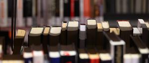 Bücher stehen in einem Bibliotheksregal.