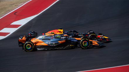 Enges Ding. Max Verstappen (links) überholt Lando Norris McLaren.