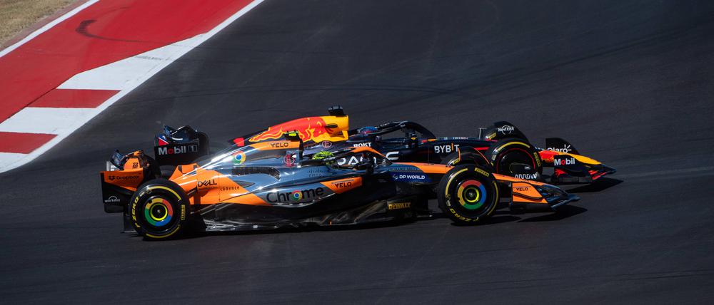 Enges Ding. Max Verstappen (links) überholt Lando Norris McLaren.