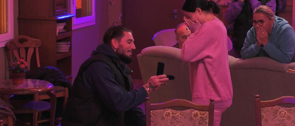  Mike Heiter kniet vor seiner Freundin Leyla Lahouar.
