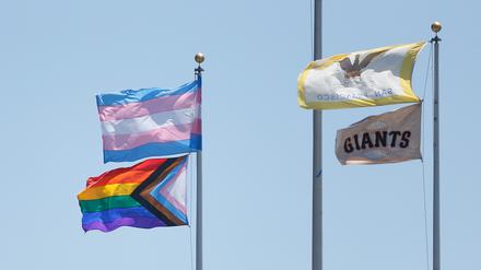 Die Prideflagge und die Transflagge bei einem Spiel zwischen den Francisco Giants und den Chicago Cubs.