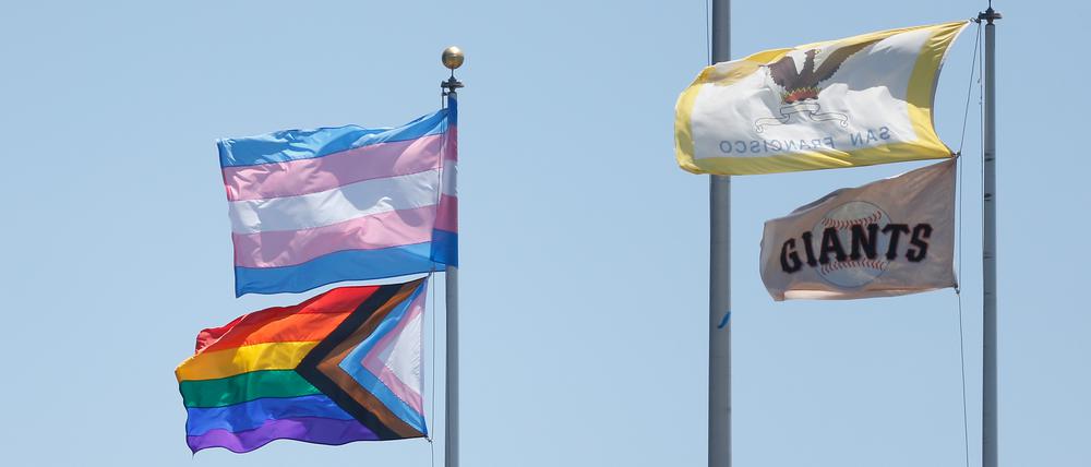 Die Prideflagge und die Transflagge bei einem Spiel zwischen den Francisco Giants und den Chicago Cubs.